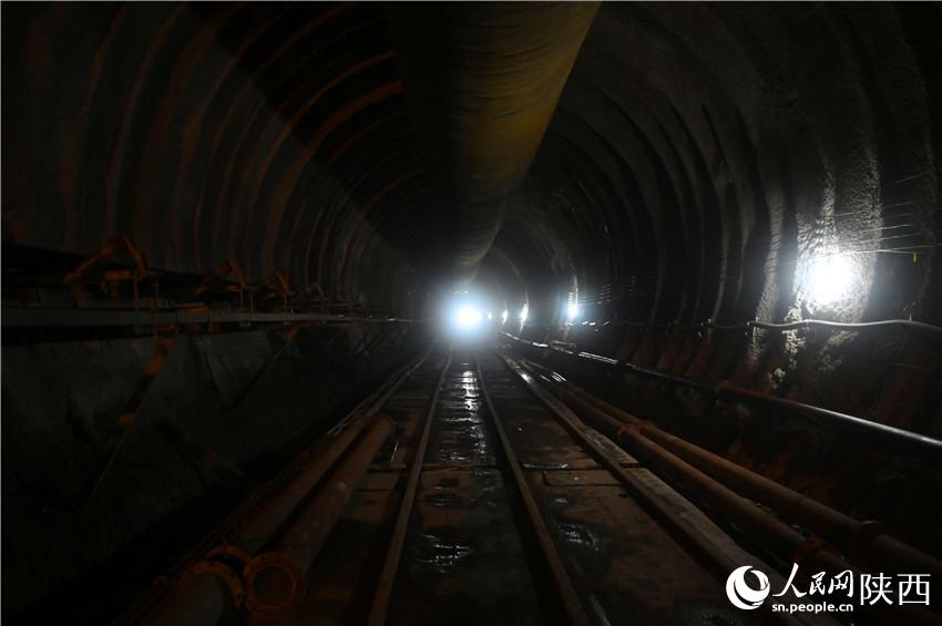 秦嶺輸水隧洞內景。劉正跟攝