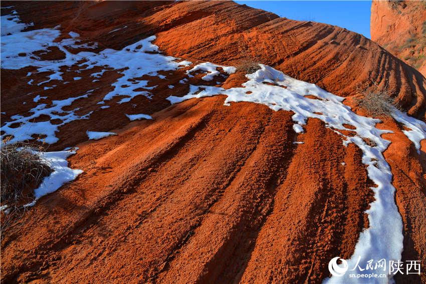 皚皚冰雪與瀲滟丹霞冰火對峙，置身景中喜不自勝。白凌燕攝