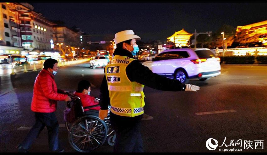 西安交警蓮湖大隊民警引導群眾過馬路。