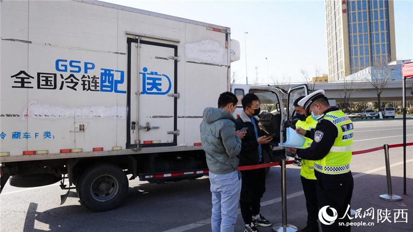 執勤交警嚴查冷鏈配送車輛。