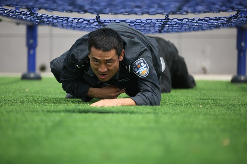 集訓特警隊員在進行綜合體技能訓練