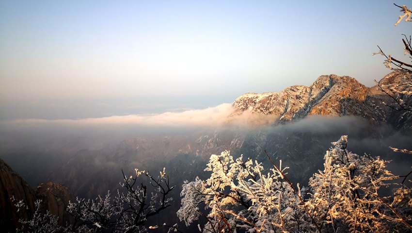 雪霽初晴 華山巍峨美如畫。左小峰 攝