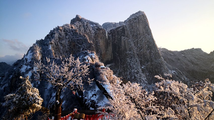 雪霽初晴 華山巍峨美如畫。左小峰 攝