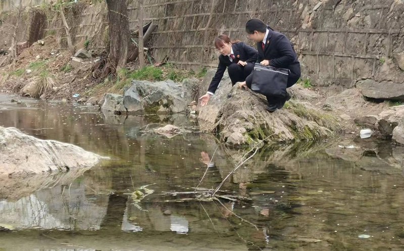 丹鳳縣檢察院前往爐道河實地查看河流污染情況。陜西省人民檢察院供圖