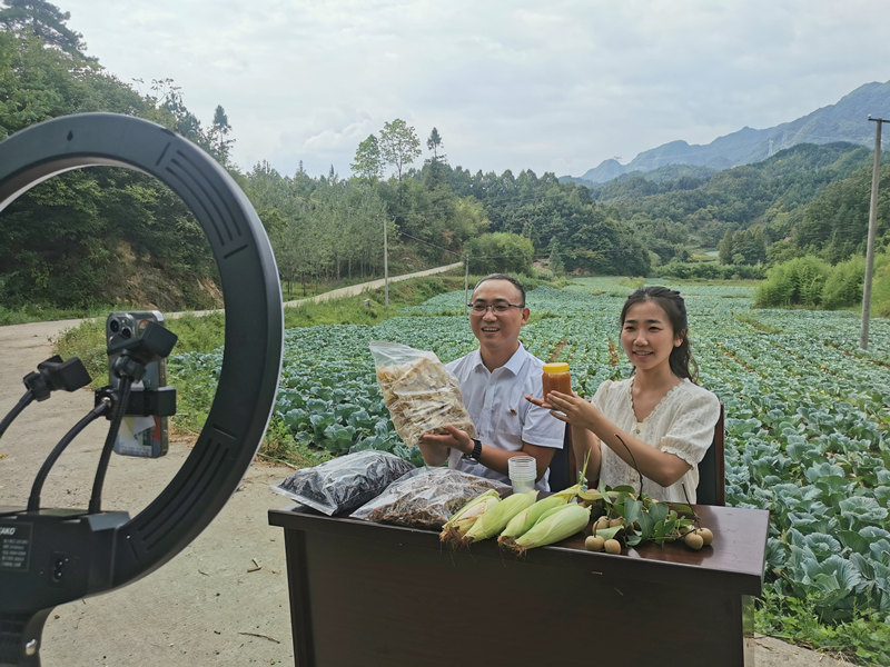 孟露聯合村干部通過多種形式助力農產品銷售。