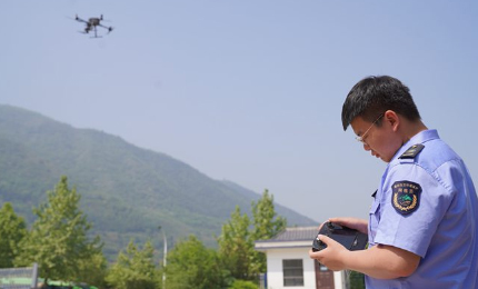 驪山“智慧哨兵”上崗近日，西安市臨潼區驪山森林保護多功能數字云臺監管系統上線，實現了對驪山生態環境的全程可視化監管。在臨潼區秦嶺保護總站管控指揮中心，數字云臺監管系統數據在大屏幕上通過可見光和熱成像兩種視頻形式顯示，實時監測驪山的森林地貌等情況。而這些視頻數據是由20公里外驪山最高點架設的高點監控煙感防火系統實時傳送回來的。