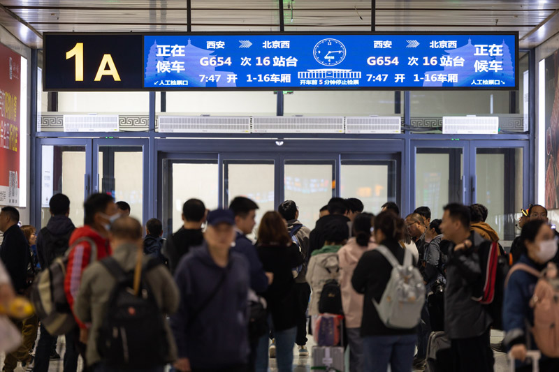 旅客在候車室等候上車。劉翔 攝