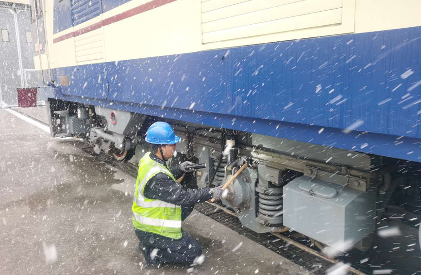 鐵路人對空氣制動管路、車輛走行部、連掛裝置等大部件進行檢查。高于博攝