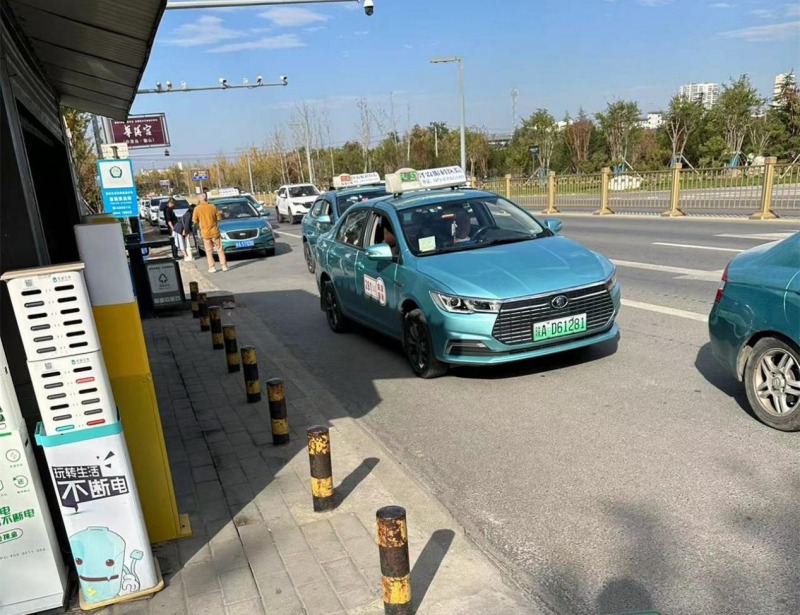 出租車在秦始皇帝陵博物院景區入口附近排隊攬客。人民網陜西頻道調查組拍攝