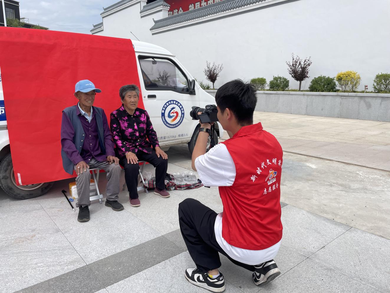 6月25日，神木市“逢五出發(fā) ”新時代文明實踐活動走進中雞鎮(zhèn)為轄區(qū)70歲以上的老年人免費拍攝了幸福照。