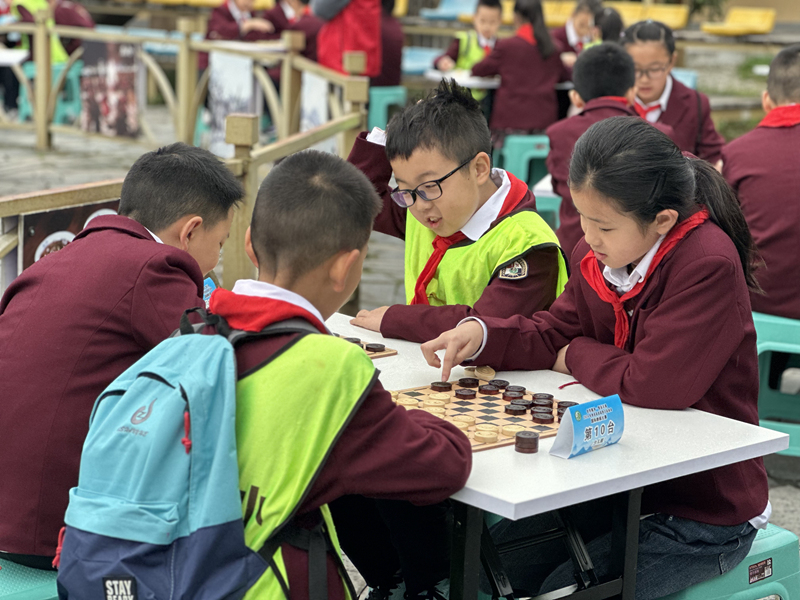 比賽現場，孩子們正在切磋棋藝。石泉融媒供圖