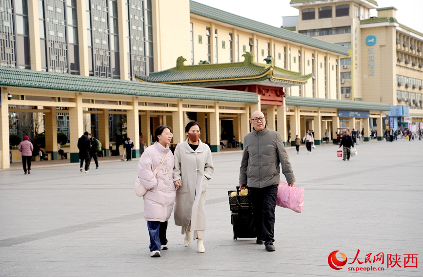 春運首日，西安站外的旅客有序出入。人民網記者 賈凱璐攝