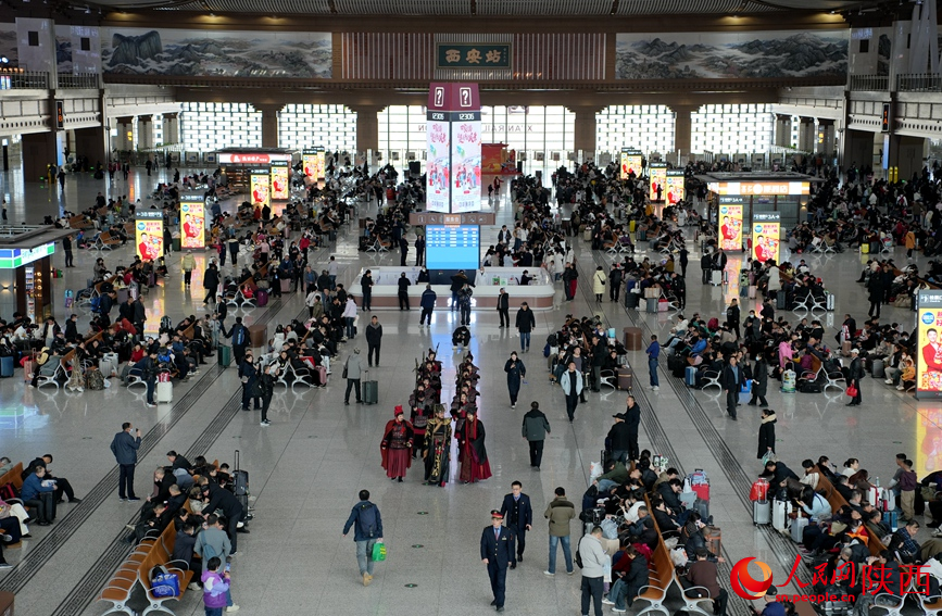 春運首日西安站候車大廳內旅客增多。人民網記者 賈凱璐攝