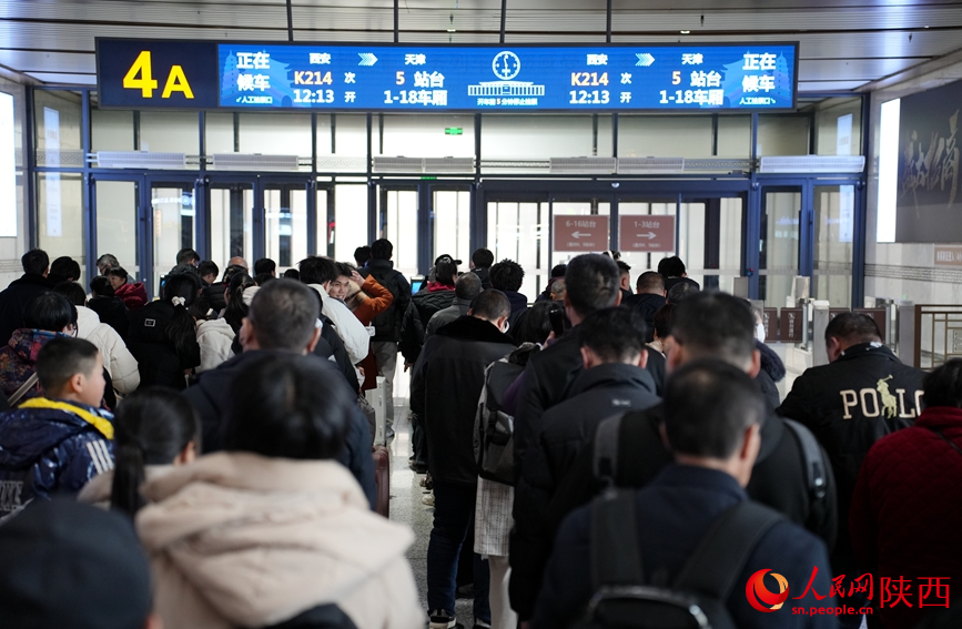 西安站候車大廳內，等待檢票的旅客有序排隊。人民網記者 賈凱璐攝