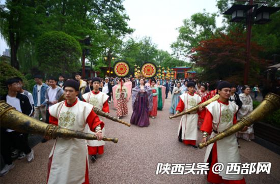 大唐芙蓉園唐文化主題巡游，再現熙攘繁盛大唐景象。