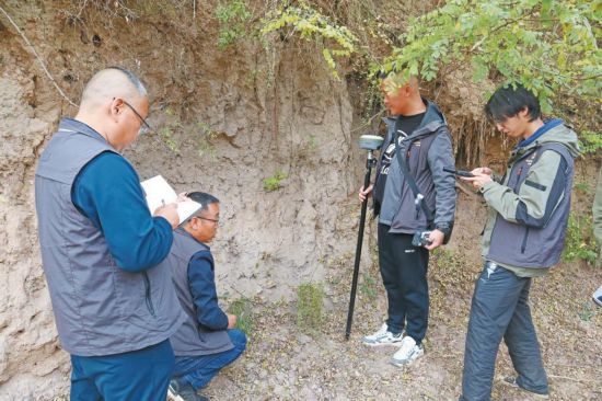 咸陽普查隊隊員在彬州市永樂鎮的下馬河遺址（暫定名）勘察。