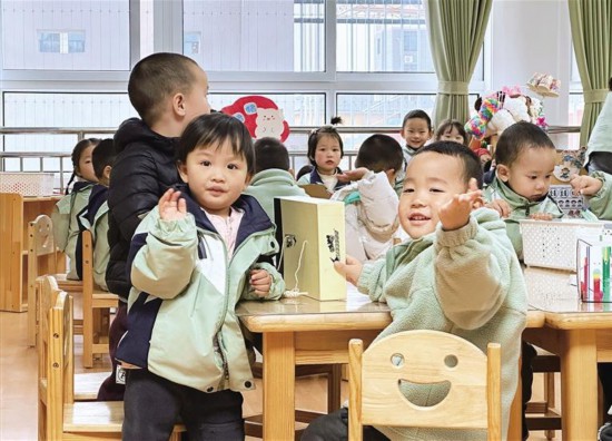 十一月二十二日，寶雞市鳳翔區第三幼兒園的孩子在教室上課。