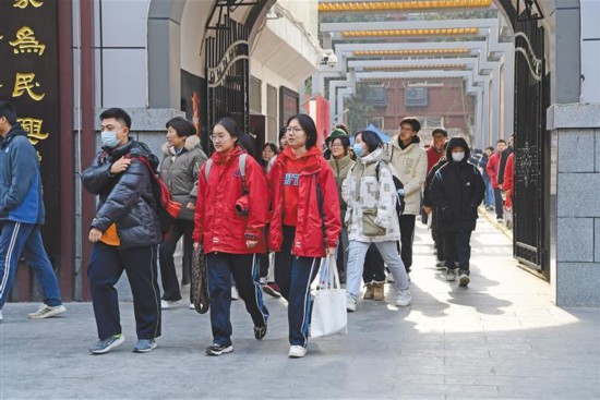 1月3日，考生走出西安市第八中學(xué)考點。杜瑋攝